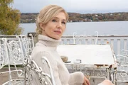 Nina Schott (Ursina Lardi) sitzt auf ihrer Terrasse. Nina Schott (Ursina Lardi) sitzt auf ihrer Terrasse.