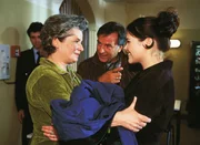 Uschi (Barbara Freier, li.) freut sich, ihre Tochter Sonja (Katharina Wackernagel) und ihren Mann Wolfgang (Klaus Wennemann) wiederzusehen. Uschi (Barbara Freier, li.) freut sich, ihre Tochter Sonja (Katharina Wackernagel) und ihren Mann Wolfgang (Klaus Wennemann) wiederzusehen.