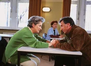 Uschi (Barbara Freier) erzählt ihrem Ehemann Wolfgang (Klaus Wennemann), daß sie bald einen Freigang bekommt. Uschi (Barbara Freier) erzählt ihrem Ehemann Wolfgang (Klaus Wennemann), daß sie bald einen Freigang bekommt.