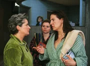 Uschi (Barbara Freier, li.) bittet Walter (Katy Karrenbauer, re.), Vivi (Annette Frier, Mi.) dazu zu bewegen, mit dem Streik aufzuhören. Uschi (Barbara Freier, li.) bittet Walter (Katy Karrenbauer, re.), Vivi (Annette Frier, Mi.) dazu zu bewegen, mit dem Streik aufzuhören.