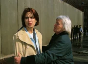 Mutz (Brigitte Renner, re.) will, daß Katrin (Tanya Neufeldt) ihr alles erzählt. Mutz (Brigitte Renner, re.) will, daß Katrin (Tanya Neufeldt) ihr alles erzählt.