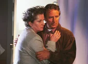 Uschi (Barbara Freier) und Wolfgang (Klaus Wennemann) bangen um ihre Tochter Sonja. Verzweifelt beobachten die Eltern die Rettungsbemühungen der Ärzte. Uschi (Barbara Freier) und Wolfgang (Klaus Wennemann) bangen um ihre Tochter Sonja. Verzweifelt beobachten die Eltern die Rettungsbemühungen der Ärzte.