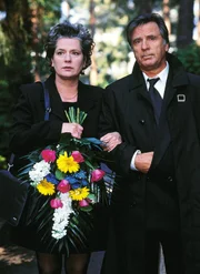Uschis (Barbara Freier) und Wolfgangs (Klaus Wennemann) schwerster Gang: Ihre Tochter Sonja wird beerdigt. Uschis (Barbara Freier) und Wolfgangs (Klaus Wennemann) schwerster Gang: Ihre Tochter Sonja wird beerdigt.