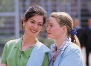 Susanne (Cheryl Shepard, li.) und Vivi (Annette Frier) verstehen sich besser, als Walter lieb ist. Susanne (Cheryl Shepard, li.) und Vivi (Annette Frier) verstehen sich besser, als Walter lieb ist.