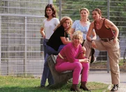 Die Frauen (v.l.: Cheryl Shepard, Isabella Schmid, Christiane Reiff, Annette Frier, Katy Karrenbauer) beobachten besorgt bis amüsiert Uschis Verhalten. Die Frauen (v.l.: Cheryl Shepard, Isabella Schmid, Christiane Reiff, Annette Frier, Katy Karrenbauer) beobachten besorgt bis amüsiert Uschis Verhalten.