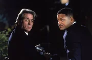K&ouml;nnen die Aliens ausmachen: Agent K (Tommy Lee Jones, l.) und Agent J (Will Smith, r.) ...