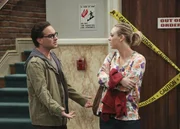 Eigentlich wollten Penny (Kaley Cuoco, r.) und Leonard (Johnny Galecki, l.) ins Kino gehen, doch plötzlich beschließen Bernadette und Penny mehr über Amys Date herauszubekommen und spionieren ihr hinterher ... Eigentlich wollten Penny (Kaley Cuoco, r.) und Leonard (Johnny Galecki, l.) ins Kino gehen, doch plötzlich beschließen Bernadette und Penny mehr über Amys Date herauszubekommen und spionieren ihr hinterher ...