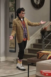 Bereitet sich auf eine Halloweenparty vor, als Walden pl&ouml;tzlich einen Herzinfarkt erleidet: Alan (Jon Cryer) ...