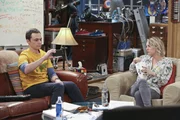 Mit seinem Ohrwurm treibt Sheldon (Jim Parsons, l.) Penny (Kaley Cuoco, r.) und Leonard in den Wahnsinn, während Raj und Howard endlich einen Facebook-Fan auf ihrem Profil für ihre Band "Footprints on the Moon" haben ... Mit seinem Ohrwurm treibt Sheldon (Jim Parsons, l.) Penny (Kaley Cuoco, r.) und Leonard in den Wahnsinn, während Raj und Howard endlich einen Facebook-Fan auf ihrem Profil für ihre Band "Footprints on the Moon" haben ...