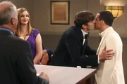 Der gro&szlig;e Tag ist gekommen, Walden (Ashton Kutcher, 2.v.r.) und Alan (Jon Cryer, r.) geben sich das Ja-Wort ...