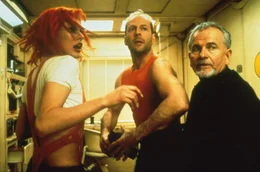 Leeloo (Milla Jovovich, l.), Cornelius (Ian Holm, r.) und Korben (Bruce Willis, M.) sind entschlossen, die vier rettenden Steine in ihren Besitz zu bringen. Mutig nehmen sie den Kampf gegen das B&ouml;se auf ...