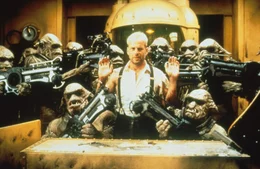 Sein Leben h&auml;ngt an einem seidenen Faden: Korben (Bruce Willis, M.) ist den Mangalores in die H&auml;nde gefallen ...