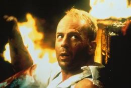 Eines Tages verliebt sich der Lufttaxifahrer Korben Dallas (Bruce Willis) in eine geheimnisvolle Fremde ...