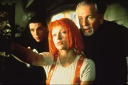Augenblicklich erkennt der Priester Cornelius (Ian Holm, r.) in dem geheimnisvollen M&auml;dchen Leeloo (Milla Jovovich, M.) die Tr&auml;gerin des f&uuml;nften Elements ...