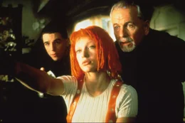 Augenblicklich erkennt der Priester Cornelius (Ian Holm, r.) in dem geheimnisvollen M&auml;dchen Leeloo (Milla Jovovich, M.) die Tr&auml;gerin des f&uuml;nften Elements ...