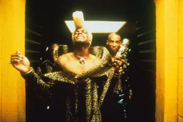 Das Trio ger&auml;t mitten in eine riesige Party, auf der sich Ruby Rhod (Chris Tucker) gut in Szene zu setzen wei&szlig;.