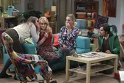 W&auml;hrend ihre Freunde mit einer neuen Erfindung das gro&szlig;e Geld machen wollen, stehen Penny (Kaley Cuoco, 2.v.r.), Amy (Mayim Bialik, l.) und Bernadette (Melissa Rauch, 2.v.l.) Raj (Kunal Nayyar, r.) mit Rat und Tat zur Seite, denn seine Exfreundin Emily will ihn einfach nicht in Ruhe lassen ...