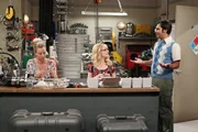 Penny (Kaley Cuoco, l.) und Bernadette (Melissa Rauch, M.) helfen Leonard und Howard dabei, ihre Erfindung fertigzustellen. Als die beiden Männer wegfahren, um scheinbar Materialien zu besorgen, stattdessen jedoch ins Kino gehen, werden sie ausgerechnet von Raj (Kunal Nayyar) verraten ... Penny (Kaley Cuoco, l.) und Bernadette (Melissa Rauch, M.) helfen Leonard und Howard dabei, ihre Erfindung fertigzustellen. Als die beiden Männer wegfahren, um scheinbar Materialien zu besorgen, stattdessen jedoch ins Kino gehen, werden sie ausgerechnet von Raj (Kunal Nayyar) verraten ...