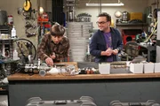 Howard (Simon Helberg, l.) und Leonard (Johnny Galecki, r.) wollen unbedingt zu einer Filmpremiere gehen und belügen deshalb Penny und Bernadette. Doch sie haben die Rechnung ohne Raj gemacht, denn der verpetzt seine Freunde bei ihren Ehefrauen ... Howard (Simon Helberg, l.) und Leonard (Johnny Galecki, r.) wollen unbedingt zu einer Filmpremiere gehen und belügen deshalb Penny und Bernadette. Doch sie haben die Rechnung ohne Raj gemacht, denn der verpetzt seine Freunde bei ihren Ehefrauen ...