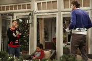 Weihnachten steht vor der T&uuml;r und Walden (Ashton Kutcher, r.) und Alan (Jon Cryer, l.) wollen ihrem Pflegesohn Louis (Edan Alexander, M.) ein perfektes Weihnachtsfest organisieren. Doch wird ihnen das gelingen?