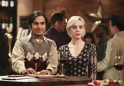 Bei einer Weinprobe, an der Penny, Leonard, Howard und Amy teilnehmen, stellt Raj (Kunal Nayyar, l.) ihnen das erste Mal seine Freundin Claire (Alessandra Torresani, r.) vor. Die Situation wird jedoch unangenehm, als Penny Exfreund sich dazu gesellt und Claire Komplimente macht ... Bei einer Weinprobe, an der Penny, Leonard, Howard und Amy teilnehmen, stellt Raj (Kunal Nayyar, l.) ihnen das erste Mal seine Freundin Claire (Alessandra Torresani, r.) vor. Die Situation wird jedoch unangenehm, als Penny Exfreund sich dazu gesellt und Claire Komplimente macht ...