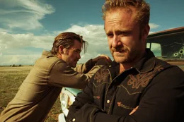 Toby Howard (Chris Pine, l.); Tanner Howard (Ben Foster, r.)