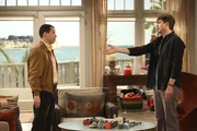 Geraten mal wieder aneinander: Walden (Ashton Kutcher, r.) und Alan (Jon Cryer, l.) ... Geraten mal wieder aneinander: Walden (Ashton Kutcher, r.) und Alan (Jon Cryer, l.) ...