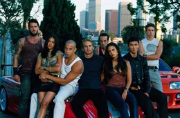 In der Szene ist Dominic (Vin Diesel, 3.v.l.) der ungekr&ouml;nte K&ouml;nig mit der h&uuml;bschesten Freundin und den meisten Pferdest&auml;rken unter der Motorhaube. Bis eines Tages der junge Brian O'Conner (Paul Walker, 4.v.l.) auftaucht und diese Vormachtstellung gef&auml;hrdet ...