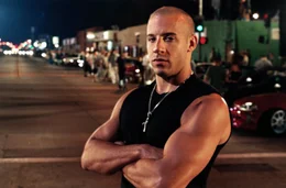 Es ist Nacht in Los Angeles. Am Start stehen getunte Autos, die jede Sekunde zu einem illegalen Autorennen starten. Unter den Fahrern ist Dominic Toretto (Vin Diesel), Anf&uuml;hrer einer Stra&szlig;engang, der bisher immer als Sieger hervorging ...