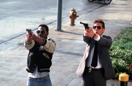 Bei der Aufkl&auml;rung eines Mordes kommen Billy Rosewood (Judge Reinhold, r.) und Axel Foley (Eddie Murphy, l.) auf die Spur einer hervorragend organisierten Verbrecherbande ...