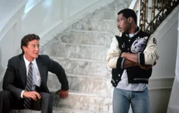 Axel (Eddie Murphy, r.) kehrt von Detroit nach Beverly Hills zur&uuml;ck, um mit seinem alten Partner Billy Rosewood (Judge Reinhold, l.) ein Attentat aufzukl&auml;ren. Die Spuren f&uuml;hren sie zum Schie&szlig;clubleiter Maxwell Dent und dessen undurchsichtiger Freundin Karla Frey...
