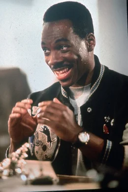 Detroit-Cop Axel Foley (Eddie Murphy) erh&auml;lt einen Hilferuf von seinem Kumpel aus Beverly Hills. Gemeinsam ermitteln sie gegen den Waffenh&auml;ndler Dent und dessen Partnerin Karla ...
