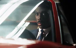 Der ungew&ouml;hnliche Cop Axel (Eddie Murphy) Foley ist in Detroit undercover t&auml;tig, als ihn ein Hilferuf aus Kalifornien erreicht ...