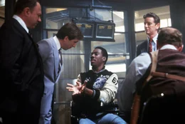 Superbulle Axel Foley (Eddie Murphy, M.) ermittelt entgegen alle Vorschriften im fremden Revier von Beverly Hills ...