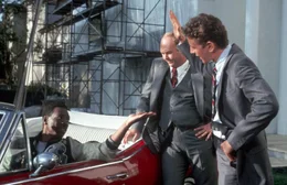 Gemeinsam wollen Rosewood (Judge Reinhold, r.), Taggart (John Ashton, M.) und Axel (Eddie Murphy,l.) den Mord an Bogomil aufkl&auml;ren ...