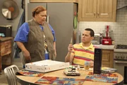 Sind irritiert, als sie Dinge erhalten, die nur von Charlie stammen können. Berta (Conchata Ferrell, l.) und Alan (Jon Cryer, r.) vermuten, dass er noch am Leben ist. Doch sollen sie Recht behalten? Sind irritiert, als sie Dinge erhalten, die nur von Charlie stammen können. Berta (Conchata Ferrell, l.) und Alan (Jon Cryer, r.) vermuten, dass er noch am Leben ist. Doch sollen sie Recht behalten?