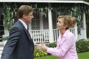 Tom Scavo (Doug Savant, l.); Lynette Scavo (Felicity Huffman, r.) Tom Scavo (Doug Savant, l.); Lynette Scavo (Felicity Huffman, r.)