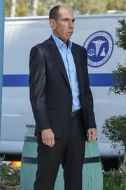 Under Secretary of Defense Corbin Duggan &uuml;bernimmt die F&uuml;hrung der NCIS Los Angeles-Einheit, nachdem es dem Team nicht gelungen ist, einen Maulwurf innerhalb der Einheit ausfindig zu machen. Granger (Miguel Ferrer) ist davon allerdings nicht begeistert ...
