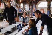 Auf das Team um Callen (Chris O'Donnell, r.), Sam (LL Cool J, l.), Nell (Felice Smith, 2.v.r.) und Eric (Barrett Foa, 2.v.l.) wartet ein neuer Fall ...