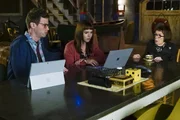 M&uuml;ssen Callen, Sam, Deeks und Kensi, die in Syrien Asakeem dingfest machen wollen, von der Zentrale aus unterst&uuml;tzen: Nell (Felice Smith, M.), Hetty (Linda Hunt, r.) und Eric (Barrett Foa, l.)