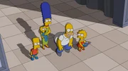 Gerade als ihnen der Park zu langweilig wird, finden Bart (l.), Maggie (2.v.l.), Marge (M.), Homer (2.v.r.) und Lisa (r.) ein weiteres Fahrgesch&auml;ft ...