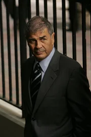 Der bereits in Ruhestand lebende FBI-Agent Thomas Larson (Robert Forster) wird reaktiviert um Jon bei einem kniffligen Fall zu unterstützen ... Der bereits in Ruhestand lebende FBI-Agent Thomas Larson (Robert Forster) wird reaktiviert um Jon bei einem kniffligen Fall zu unterstützen ...