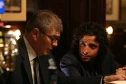 Sind Jon bei einem neuen fall behilflich: Thomas Larson (Robert Forster, l.) und Charlie (David Krumholtz, r.) ... Sind Jon bei einem neuen fall behilflich: Thomas Larson (Robert Forster, l.) und Charlie (David Krumholtz, r.) ...