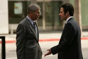 Gemeinsam versuchen sie einen neuen komplizierten Fall zu lösen: Jon (Rob Morrow, r.) und Thomas Larson (Robert Forster, l.) ... Gemeinsam versuchen sie einen neuen komplizierten Fall zu lösen: Jon (Rob Morrow, r.) und Thomas Larson (Robert Forster, l.) ...