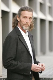 Die Ermittler bekommen bei ihrem neuen Fall Hilfe von einem Mann namens Kraft (John Glover), dessen Visionen zum Auffinden der Leichen beigetragen haben ...