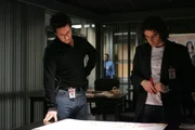 In einer abgelegenen Schlucht werden drei tote Latinas gefunden - alle Frauen sind brutal aufgeschlitzt worden. Don (Rob Morrow, l.) und Charlie (David Krumholtz, r.) machen sich mit diesem Fall vertraut ...