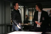 Don (Rob Morrow, l.) und Charlie geraten aneinander, da Charlie (David Krumholtz, r.) glaubt, dass Samuel Kraft, der ihnen bei dem neuen Fall behilflich ist, ein Scharlatan ist ...