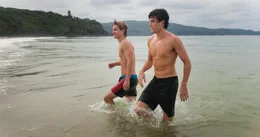 Schon als Kinder waren Roz und Lil unzertrennlich. Und auch ihre S&ouml;hne Tom (James Frecheville, r.) und Ian (Xavier Samuel, l.) verbindet eine enge Freundschaft. Doch als sich Ian entschlie&szlig;t, seine Gef&uuml;hle zu Roz nicht l&auml;nger zu verstecken, kommt es auch zwischen Lil und Tom zu einer leidenschaftlichen Aff&auml;re. Doch wird dies ihre Freundschaft zerst&ouml;ren?