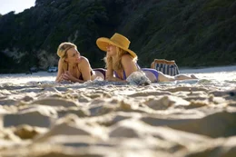 Lil (Naomi Watts, l.) und Roz (Robin Wright, r.) sind beste Freundinnen. Sie heiraten zur gleichen Zeit, bekommen zur gleichen Zeit S&ouml;hne und k&ouml;nnen ohne einander nicht sein. Als ihre Ehem&auml;nner aus ihrem Leben verschwinden und die S&ouml;hne gr&ouml;&szlig;er werden, beginnt jede mit dem Sohn der anderen ein Verh&auml;ltnis. Das Drama nimmt seinen Lauf ...