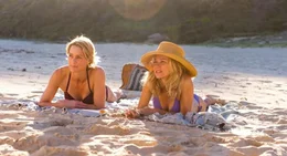 Die Ostk&uuml;ste Australiens: wei&szlig;e Str&auml;nde, blaues Meer und viel Sonne. Hier leben die Freundinnen Lil (Naomi Watts, r.) und Roz (Robin Wright, l.), die sich seit ihrer Kindheit kennen. Sie bewohnen direkt am Strand zwei H&auml;user nebeneinander. Nichts kann sie trennen - bis ihre Freundschaft eines Tages auf eine harte Probe gestellt wird ...